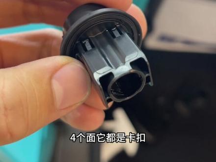 小米SU7后备箱缓冲胶墩拆卸方法#汽车知识分享 #小米SU7