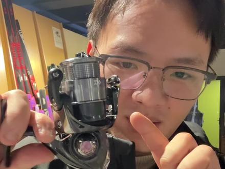 26款穿越火线就是卷王之王 百元价位纺车轮 新手入坑第一首选 要颜值有颜值 要性能有性能 总体比老款轻5克 ATD自动卸力系统 轻量化驱动转盘 防缠绕导线规和线杯 兼顾数位齿轮 你敢相信这是一百多块钱轮子搭载的技术吗 达亿瓦这一波可谓诚意满满 这禧玛诺和国产咋比啊 #穿越火线纺车轮 #达亿瓦 #26款穿越火线 #达亿瓦穿越火线#达亿瓦crossfire @达亿瓦活动号