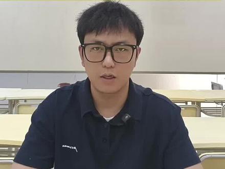 48 中摇号时间报名条件,适合什么样的孩子,一个视频讲清! 48中摇号时间,报名条件,以及适合什么样孩子报名,一个视频讲清楚。
按往年报名时间7月10号8:00-20:00网上报名,7月11号电脑摇号派位,当天发短信通知摇号结果,7月12-7月13号到校报到,报名条件是拥有市内五区加上栾城区户口或者居住证,如果是居住证需要在6月30号前办理完成,摇中的概率非常低,摇中率在4%-5%之间。48中的前身是二中的私立石家庄石门实验学校,2022年私转公改名48中,48中成绩常年处于第一梯队,48中底蕴很好,48中期末期中的题目原创度很好,教研功利很深,培优体系很完善,年级前100会单独培优,我有很多48 的学生,年级前三有两个在我的班,48中的管理很人性化,48中同学之间的氛围很和谐,孩子们很活泼很自信。如果片区是二梯队的学习坚决摇就可以,因为是提前摇号,如果没有摇中自动回到片区,如果要中不去,片内名额作废。关注我带你搞懂石家庄升学。#石家庄小升初摇号 #48中摇号 #石家庄云帆培优 #张旭