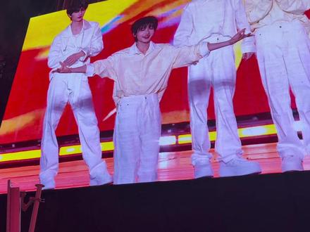 新音随舞《大梦想家》
甚至是放了两遍,没有一个人会,只有魏子宸出来跳了。
可以看出孩子有点紧张,但敢站出来已经非常了不起了。
一下就对这个瓜瓜充满好感☺️
#魏子宸 #TF家族新年音乐会