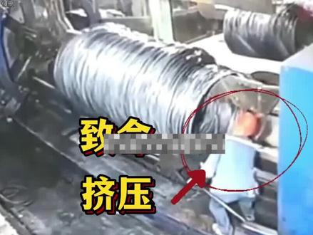 全网那些人类失误吃席名场面,作死被鳄鱼咬住鼻子,蹦极被吓晕 #失误集锦 #惊险瞬间