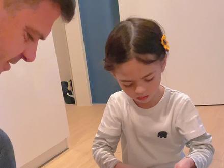 奥地利邻居过38岁生日,收到米拉给他精心挑选的礼物,哭笑不得😂😂#海外生活 #vlog @中奥米拉家