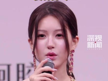 12月21日,在海南海口举行的腾讯视频星光大赏红毯环节上,#赵露思 选择用白虎作为分身形象,并坦言自己一直不太有勇气,“需要一只老虎来时刻提醒自己要有勇气!”#星光大赏 #星光大赏赵露思