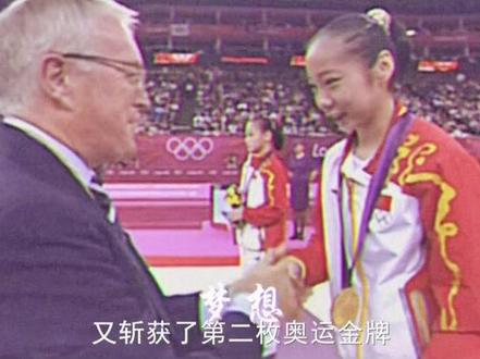 让大家久等了,我回来啦!
大家记忆里的那个小女孩邓琳琳已经成长🤭
#经典回顾 #成长之路