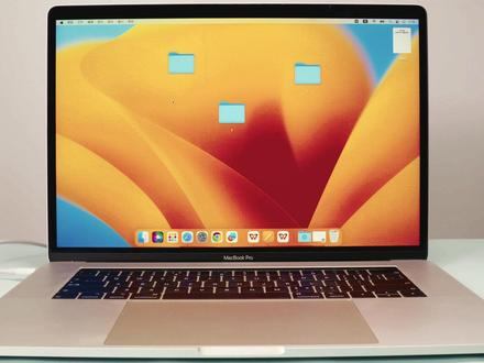 Mac如何整理排序桌面的图标?像win电脑一样整理桌面快 很多用户不太习惯苹果电脑的桌面,因为它默认的软件不在桌面,想要把图标放在桌面就需要在桌面把应用程序的软件拖到桌面,或者在桌面新建文件夹,而且默认的排序是在任意位置,或者默认就在右边,很多用户想要调整桌面图标的排序方式,他是有三种模式的:1叠放2排序3整理。每一种都是一个独特的排列效果,今天我们就挨个讲解彼此的区别,和具体的整理方式,让你的电脑也能和其他牌子的Windows电脑一样整理排序桌面的快捷图标。
MacBook Air pro苹果电脑新手使用教程教学合集。#整理桌面图标 #Mac整理桌面 #Mac使用 #MacBook教学 #苹果电脑教程