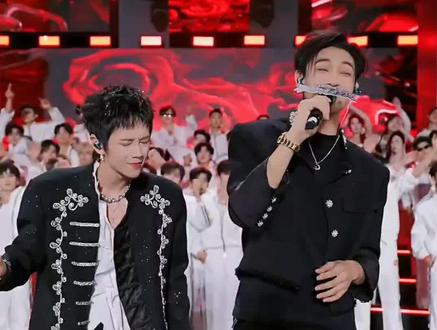 #秦霄贤#郭聪明 老秦现身郭聪明演唱会献唱红色高跟鞋,帅炸了!原来老秦唱歌这么好听!