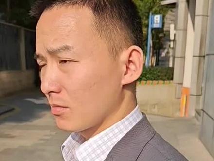 #寻子 #谢浩男 #军人 #谢浩男爸爸 #家长必读 谢浩男真敢说,高考540分也不怕丢人,全捅了出来,还说其实当时上不了什么好学校。
他说考得不好。
但后来考研,他考上了一所双一流大学,更上一层楼,说明他在大学很努力,才有了很大的进步。
当时他正走出来,被记者采访。
记者:有人问你高考考了多少分,这可以说吗?
谢浩男:可以说。
记者紧追不舍问:大概多少分?
谢浩男扭了一下头,有点不好意思笑起来:考得不好,540多吧,不好不好。
记者再问:当时重点线是多少分?
谢浩男直言不讳:我当时在河南嘛,我们那一年是520多吧。
记者不停点头:嗯嗯,那超了20多分吧。
谢浩男说:没多少吧,高不成低不就,上不了什么好学校。
他有问必答、坦坦荡荡的态度让你相信他一个值得信任的人。
记者再问:那你是不是高考后服役的?
谢浩男摇摇头说:不是,大学期间去的,大一大二读完然后去的,刚好河南的那个身份证满18岁然后就可以了。
突然,谢浩男很急切地叫了一声:“喂,爸,有车,小心!
我们这才知道,原来谢爸爸也跟他走在一起,谢浩男很贴心,不仅回答着刺手的提问,还眼观四周、耳听八方,看到前面有危险,及时提醒爸爸当心。
记者刨根问底:本科是哪里可以讲吗?
谢浩男做了一个可爱的表情,又笑了一笑,摸了一下头说:可以讲吗?我不知道,能讲吗?
仿佛自问自答。
记者挺聪明,提示他:是江苏的吧?
哈哈,谢浩男说:对对,反正我本科和研究生都在江苏。
说完,旁边有个人在催促他:走吧走吧,往这里。
之后,谢浩男就攥着着爸爸的手走了。
感觉谢浩男的态度挺好,落落大方,不遮不掩,就像他说的,如果发生了,我要面对事实,一切向前看,寻找自己的原生家庭,大概也是出于这种目的,因为他本来就是爸爸谢岳的亲生儿子,身体上流淌着爸爸的血液基因,所以他要面对现实,找到自己的真实身份的。
人生有三大哲学问题:我是谁?我来自哪里?我要到哪里去?
你想一想,谢浩男从初中开始就怀疑自己不是亲生的,他的身份是个谜,这个疙瘩在他心里一直没有解开,让他充满困惑,长大了,他有自主权了,内心催动他无论如何要去寻找,这也是一个人成熟的标志。
寻亲成功后,谢浩男谢绝了爸爸给他买豪车,并没有改变他原来的目标和方向:继续读研究生,然后再读博,走上理想中的科研道路。