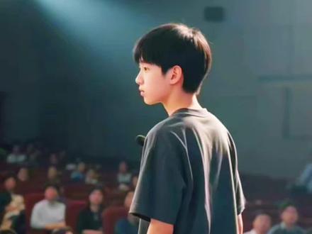 少年拾史证国殇,民族脊梁挺真相
近日,一名15岁的江苏徐州少年于宁鹏,用行动诠释了何为青年的历史担当。他在旧货市场偶然发现一本记录侵华日军“花见部队”的相册,其中清晰标注着1938年至1941年间的活动影像,甚至出现“霍乱”等触目惊心的标签。少年毫不犹豫自费购下,随即捐赠给侵华日军南京大屠杀遇难同胞纪念馆。他说:“我们需要更多实物史料来佐证日军侵华。”这一举动,不仅是对历史真相的抢救,更是对民族记忆的守护。
与此形成尖锐对比的是,日本右翼势力长期系统性地掩盖侵略历史。从教科书删去731部队、南京大屠杀等血腥事实,到将防卫白皮书改编为儿童漫画,美化军国主义行径——他们试图在下一代心中埋下遗忘与谎言的种子。而中国少年于宁鹏,却在尘埃中寻找历史的碎片,以微弱之力拉住真相的衣角,捍卫民族的尊严与历史的公正。
历史不会因掩盖而消失。少年强,则中国强——强在科技经济,更强在精神的不屈与历史的清醒。于宁鹏的行动是一场没有硝烟的历史保卫战,提醒我们:遗忘等于第二次屠杀,铭记才是生者最基本的血性。每一位中国人都应成为真相的传声筒、历史的守护者,揭穿一切涂改历史的谎言,让正义代代相传。
真相或许会被黄沙暂时掩埋,但总有勇敢的少年,在废墟中点亮火把。他们弯腰拾起的是历史的碎片,挺直撑起的却是中华民族永不弯曲的脊梁。##爱国 #铭记历史勿忘国耻 #少年强则国强#作品ai生成