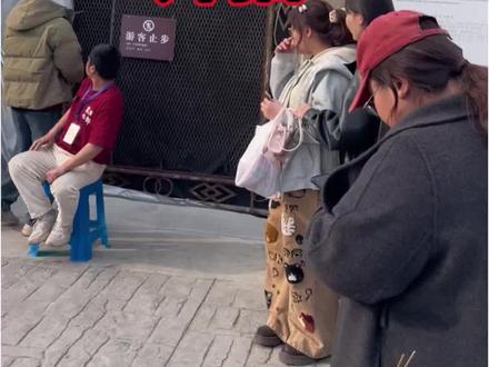 电视剧《家有七郎》在坊茨小镇开拍 电视剧
《家有七郎》
在坊茨小镇
开拍《家有七郎》是一部现实主义年代家庭剧,于2026年3月16日在山东潍坊坊茨小镇开机,入选央视2026“大剧看总台”精品片单,也是山东省重点剧目。
主创团队
•编剧:高满堂、李洲;导演:刘江;领衔主演:陈宝国、井柏然、高圆圆、迟蓬,是《老酒馆》铁三角(高满堂、刘江、陈宝国)再度联手之作。
剧情梗概
背景设定在1970—1990年代的山东槐城“幸福大院”,围绕工人梁有福(陈宝国饰)与妻子齐大梅(迟蓬饰),以及七个性格、人生轨迹迥异的儿子展开。七子分别是顶班长子、下海次子、考学三子、务工四子、文艺五子、顾家六子、乖巧七子;故事串联起国企改制、个体经济萌芽等时代节点,以家庭悲欢折射社会转型的巨大变迁。
制作亮点
•40集体量,全程在潍坊坊茨小镇取景,利用当地德式建筑群复刻年代感;
•主打“小人物见大历史”,聚焦父子冲突、兄弟情义、婚恋观念变革等议题;
•构建“七子、七岳家、十四孙辈”的庞大亲缘网络,呈现中国式家族的情感羁绊。
#拍摄现场直击
#电视剧《家有七郎》#原创视频