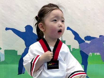 因为年龄小,你的动作不标准,但可以看出你真的感兴趣并且有在努力。那就认真学吧,加油!#小沝子 #跆拳道