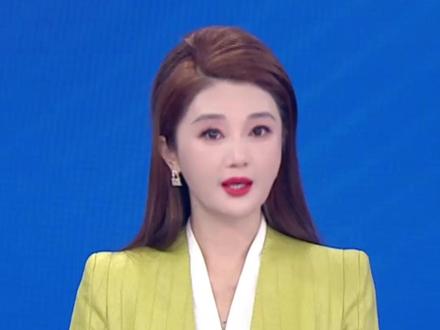 12月5日凌晨将迎来今年最后一次近地点满月,也就是“超级月亮”。什么是“超级月亮”呢?简单来说,就是月亮运行到离地球最近的“近地点”时,恰好赶上满月状态,这时候我们看到的月亮就会又大又圆。专家介绍,这次满月发生在5日早上7点14分,月亮在12月4日晚上观测时会显得更大(最大“超级月亮”),而12月5日早上观测时则更圆(最圆“超级月亮”)。想要观赏的话,4日晚上是最佳时机。推荐大家选择视野开阔、光污染少的地方,比如郊区、高楼天台或水边。虽然肉眼观看就已足够震撼,但如果手边有双筒望远镜,还能看清月亮的环形山哦。需要提醒大家:近期寒潮来袭,外出观月务必注意保暖!#主播说新闻 #超级月亮来了 #赏月