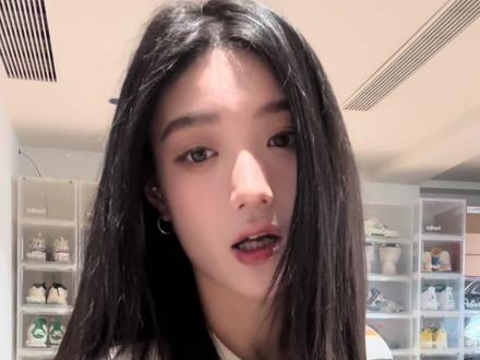 aj1芝加哥|“在我最没能力的那年碰上了我最爱的鞋”买到手后365天上脚300天 用配色玩穿搭简直易如反掌
#makemore #穿搭 #球鞋