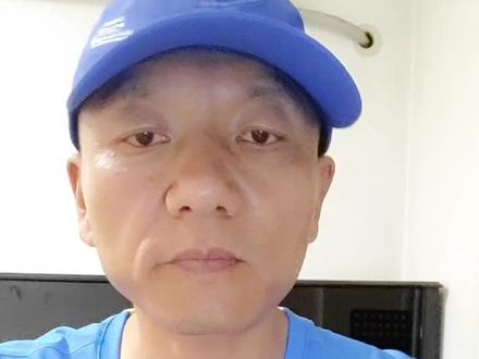 一、手机出示二维码时注意以下几点
1屏幕擦干净;2关闭护眼模式;3关闭自动亮度自动功能然后把屏幕调到最亮。二、如果打印二维码不要放太大,放大二维码会变的模糊不好识别(最好加个硬的外皮)。三、把手机,身份证或打印好的二维码出示给信息采集人员时要和采集人员的手机成平行,这样避免强光会好识别点。