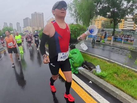 兰州马拉松我的秘密武器 真的要谢谢兰马39公里处的路边观众!当时嗓子已经喊哑了,没想到有位观众塞给我一个小蜜蜂喇叭,这下终于不用扯着嗓子喊了~#2026兰州马拉松 #兰州马拉松 #中国马拉松关门兔 #兰马 #马拉松