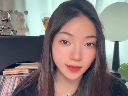 如何拒绝成为母亲的情绪垃圾桶?
如果你的母亲经常、大量、重复性地向你倾诉她生活的不如意,请坚决地与你的母亲划清界限,理由如下:
1.你不需要背负母亲的命运,母亲婚姻不幸福,找不到自我价值感,并不是你造成的,是她在漫长岁月中消磨了意志和勇气的结果。除了她自己,没有人能够拯救她破罐子破摔的人生。
2.母亲无权将你当做她的情绪垃圾桶。她是你生命中最重要的人,而正是因为如此重要,每当你察觉到她的痛苦,那份痛苦也真切地发生在你身上。每当她向你抱怨,年幼的你却没有能力帮她解决和分担,只会加重你内心的愧疚和无力,甚至痛恨自己的无能,而你本不应该背上这份沉重的枷锁;
3.请你对自己的每一个决定负责。把你带到这个世界上是她的选择,她本应该为自己的选择负起责任,好好地养育你,爱护你。当你感受到她的焦虑、指责、控诉和不安,你也会被她影响从而变成一个冷漠自私的人;只有当你感受到她无条件的爱时,你才能成长为一个有爱的人,无条件地回馈和报答她。
#家庭关系 #父母沟通#童年创伤 #情绪管理 #女性困境