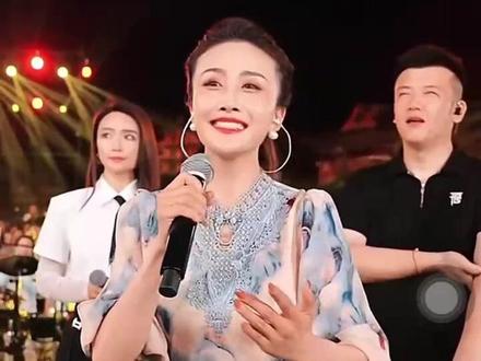 6月23号有幸登上木森老师大舞台 !感到特别荣幸~非常感谢木森老师和红豆老师以及团队所有老师们给我翠霞登台的机会!同时感谢所有关注翠霞 为翠霞投票的木家人给翠霞机会 !非常感谢所有家人对翠霞的认可和鼓励!自己有些紧张激动 ~演唱歌曲还有很多不足之处 望所有支持翠霞的家人朋友多多包涵!我会继续加油!不辜负所有家人!再次感谢!#木森#红豆 #木森大舞台有才你就来