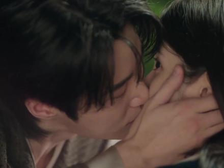 心动:成熙周理安墙头吻名场面来了 #IU李智恩 #IU #边佑锡 #21世纪大君夫人