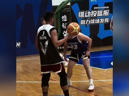 争议球分析:程鑫凯二次运球违例了吗?#程鑫凯 #二次运球违例 #争议判罚 #案例分享 #案例分析