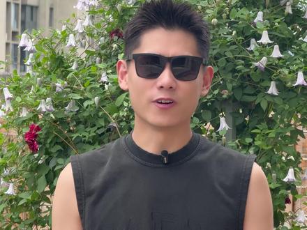 芳香类植物一定不要种,否则你会像..... 宝子们!今天必须来跟你们唠唠我的宝藏芳香植物花园!一旦开始种,真的会像小猫闻薄荷一样上头,根本停不下来!
先说我的心头好——草莓薄荷!前年入手时还只是 10 厘米小盆里的“小可爱”,如今已独占大盆,足见我对它的偏爱。它的叶子有着薄荷的清凉,还带着浓郁草莓味,嗅一下直冲天灵盖,香味浓郁程度完全能和迷迭香媲美!现在我喝任何饮品,都忍不住摘一两片叶子加进去增香,摸过它的手,香味久久不散。
香水柠檬也超绝!我已经种了第二棵,只要温度适宜,它就开花结果不停。从果实到叶子,全是浓郁的芳香物质。尤其推荐广东香水柠檬,比台湾香水柠檬香味更浓、皮薄汁多,暴打后加蜂蜜冰块,泰式手打柠檬茶轻松get!而且它的叶子比果子还香,做菜提鲜一绝。
今年新种的罗勒,我直呼种少了!用它做打抛饭,根本吃不够。罗勒的香味超丰富,像是薄荷、柠檬、茴香等多种香料的集合体,春末种下,能吃一整个夏天。河南人爱的荆芥,其实也是罗勒的一种——毛罗勒,是不是瞬间觉得亲切了?
泰式风味必备的香茅草,好养护又实用!春天种裸根苗,还能帮番茄驱虫,秋天挖出来晾干保存就行,叶子香味浓郁,做冬阴功汤、炸排骨超香。
迷迭香堪称“全能选手”,煎牛排、烤土豆、腌鸡肉都超香,干燥后能当香料,还能加入手工皂和香薰蜡烛,观赏价值也高,耐寒耐热又好繁殖。
鼠尾草更是宝藏!开花能力超强,从春末到深秋花开不断,花色丰富。而且它香味类型超多,像我种的“蜜桃日出”,有着比水蜜桃还浓郁的香味,颜值与实力并存!
每个人对香味的感受不同,宝子们一定要试试,说不定就能打开新世界大门,拥有专属于你的芳香小天地!#芳香植物 #香草植物 #露台花园 #养花人 #我的花花草草🌸🌸