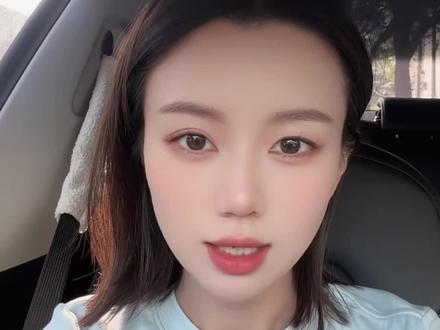 二编看文字 最新编辑:我问了有关部门,说这是个灰色地带,不举报不查,但是肯定会罚的情况是-无标识提醒/购买渠道不正规的,保险起见你们问一下当地部门吧!
1.发视频主要是给同行们提醒一下,仅此而已,我没有抹黑斑斓粉救命🆘🥲🥲🥲就像我喜欢吃折耳根但我也不会去骂不爱吃的人啊ಥ_ಥ
2. 我没说斑斓粉是乱七八糟的味道,认真看视频就知道我不是这个意思,我说不要网上随便下载配方就去店里卖,要去核查食材是否合规(根据你们当地政策);
3.我问的是 ai 我一开始就说了,不管我问多少遍他都是这么说的你们也可以去问问,如果有不同的答案我非常欢迎大家告诉我我们来讨论!
4. 这个政策不是我规定的,我也觉得很矛盾,蝶豆花红曲粉也不让用,之前的金粉金箔也是,但我相信国家的政策肯定是为了绝大多数人好,也许我们理解不了但不代表他是错的。
5.最后,重申一下,我很喜欢海南,我对斑斓没有任何偏见,很多斑斓种植户来骂我我也很冤枉,我只说烘焙蛋糕店慎用,但是依然很多人爱吃他们会买的呀!
友好讨论,不友好的我会删掉。