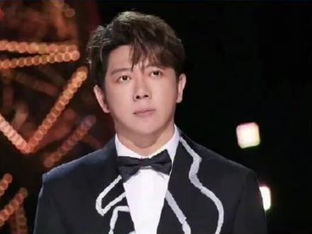 “胡海泉被歌手淘汰”传闻再起,究竟是赛制残酷还是宣传噱头?
近日,关于知名音乐人胡海泉在《歌手》节目中被淘汰的话题再度引发网络热议。这并非胡海泉首次与“淘汰”一词紧密相连。早在《我是唱作人》节目中,他就曾遗憾败给年轻歌手钱正昊,其淘汰原因被圈内好友郝云一针见血地指出:并非创作能力不足,而是近年来将过多精力投入各类综艺节目,花在音乐创作上的时间相对较少。郝云认为,尽管胡海泉被淘汰时所唱的《先离开的人比较容易受伤》是其七年来最好的作品,但这种灵光闪现的创作状态已是他所缺失的。#胡海泉