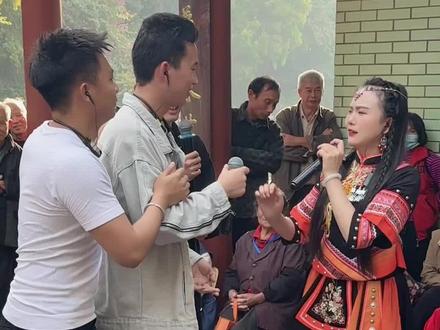 二男抢妻把歌唱,小小疯妹与小五弟,荷叶鱼峰山精彩演绎#原创作品 #真人真唱 #山歌对唱 #山歌 #网红 @小小疯妹946(新歌:鱼峰山上寻歌仙) @小五弟( 唱响人生) @抖音小助手