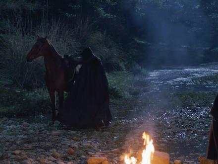 威震天下的武安候此刻变成了被人抛弃的小媳妇一般。生怕被自己的杀猪娘子抛弃,他也终于体会到了心上人离他远去的苦楚。#逐玉 #张凌赫 #田曦薇 #抖音精选