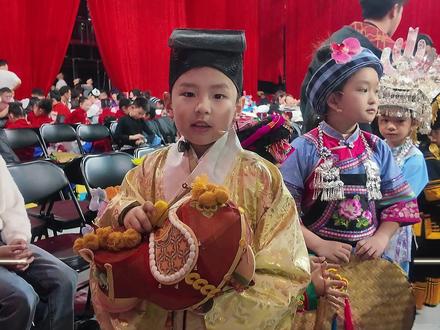 缘起一张照片 56个民族孩子齐聚央视春晚 影像如此有力量!缘起摄影家龚峻创作的一幅摄影作品,56个民族孩子齐聚央视春晚舞台。本报记者探班央视春晚节目《吉量》幕后彩排。这个拜年不一样!一起来听不同民族语言道出的那一句句“新年快乐”!#56个民族 #吉量 #央视春晚 #摄影 #民族一家亲 #新年快乐 #周深