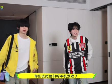 【TF家族四代】《四一有意思01》#tf家族四代#左奇函#陈奕恒#四代新物料
两个清汤大老爷第一次去收手机,看给兴奋成啥了