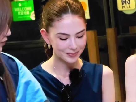 人美心善说的就是昆凌吧! 周杰伦全程陪昆凌录《中餐厅》:机场细心护妻,现场默默当专属摄影师。
#昆凌 #周杰伦 #中餐厅 #路透 #明星