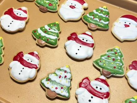 挑战100种可邮寄小零食|圣诞糖霜曲奇🎄 配方:
黄油56克
糖粉35克
全蛋液17克
奶粉10克
盐1克
低筋粉120克
烘烤温度:风炉140度17分钟
平炉150度20分钟左右
蛋白糖霜配方:
糖粉100克
仙妮贝儿蛋白霜7克
温水16克
色素适量
⚠️注意事项
蛋白糖霜打发好以后,少量多次加水调整蛋白糖霜状态,需要调色的先加色素拌匀再加水调整,最终蛋白糖霜的状态是提起刮刀流畅低落,纹路5秒左右会自动流平整
先勾边再填充色块,然后放烤箱50度烘干,再填其他色块#仙妮贝儿蛋白霜
#圣诞饼干 #糖霜曲奇 #圣诞礼物 #可邮寄小零食 @抖音小助手