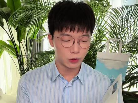 推荐这本刘同新作《早上好,岛上好》,我觉得这是一本走入现实版的“少年派治愈系指南”。
在这14年感悟刘同作品的字里行间中,依然是那个他,先用自己打动真诚,再用真诚打动你我。
如果你最近的工作、生活、感情有些消耗有些累的时候,他将带你踏入世外桃源的“雾鸣岛”,看一看为什么“路过的人”被值得保护?岛上的人情世故又有哪些救赎?最后篇幅尾声又有哪些彩蛋惊喜?岛上见~
#新书推荐 #早上好岛上好 #读书成长 #书籍推荐 #温暖治愈系