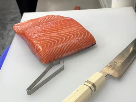 三文鱼分割切片教程 #分切三文鱼 #三文鱼刺身切片方法 #刺身美食 #刺身拼盘 @东方火锅美学高国涛收学员 @东方火锅美学许石生