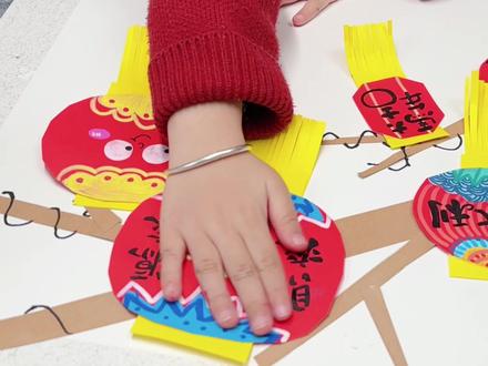 新年主题画,张灯结彩
#艺术启蒙创意儿童画 #新年主题画 #灯笼手工 #幼儿园手工 #人类幼崽成长计划