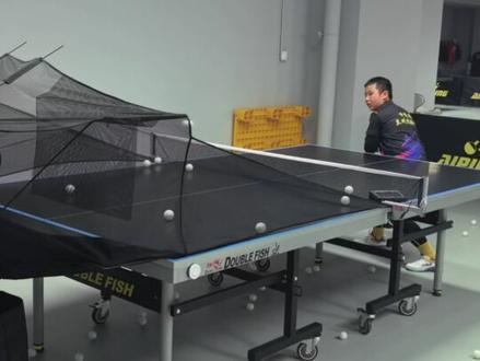 爱乒国球馆AI体验:庞伯特发球机+鹰眼落点统计