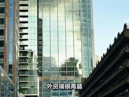 外资瑞银、高盛,社保基金等,三季度布局人形机器人赛道 社保、养老金及瑞银、高盛等外资三季度扎堆布局人形机器人赛道,重点加仓4家核心标的,均看重“量产交付、头部订单、核心技术”硬逻辑:
1. 东华测试:聚焦人形机器人核心测试领域,手握头部企业扭矩测试订单,专门解决机器人手臂发力控制等关键检测需求,凭借精准卡位核心环节的优势,吸引养老金(70万股)与瑞银(59万股)同步新进布局。
2. 恒辉安防:深耕机器人防护赛道,其生产的手套、躯干防护件等产品已实现量产交付并实际应用于人形机器人,并非概念炒作,硬核落地能力吸引养老金、高盛、瑞银三家机构集体建仓。
3. 精锻科技:从精密齿轮业务延伸至机器人核心部件,深耕减速器、关节模组等关键领域,技术积累深厚。尽管短期业绩有波动,但仍获两大社保组合坚定看好,合计持仓超1100万股,彰显长期信心。
4. 维峰电子:作为A股稀缺的工控背景连接器标的,产品矩阵全面覆盖人形机器人核心环节,涵盖适配控制系统的专用系列、满足运动控制需求的中低压连接器及支撑视觉感知的数据传输产品,业务优势突出。
大资金聚焦核心零部件环节,押注人形机器人产业化落地红利,全球资本已认可相关公司技术与业务价值。