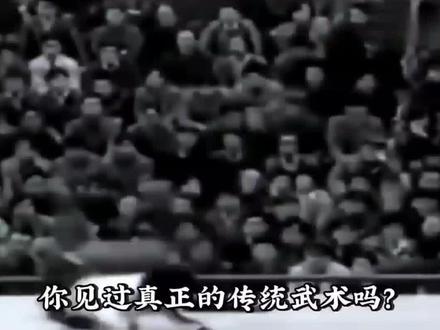 1983年首届全国传统武术擂台赛堪称中国武术史上最血腥的实战记录,其残酷程度与争议性至今仍被广泛讨论。以下为关键事实梳理:
一、极端规则与"生死状"制度
所有参赛者必须签订免责协议,性质等同古代"生死状",明确规定伤亡自负,主办方不担责。尽管规则极端,仍有大量选手毫不犹豫签署,甚至吸引武术皮毛者冒险参赛。
比赛允许使用任意冷兵器,无护具保护,无招式限制,唯一要求是禁用热兵器。现场刀剑碰撞火花四溅,观众屏息凝神。
二、失控的实战表现
开场仅1小时即出现严重伤亡,最终造成23人伤亡(含死亡),迫使主办方紧急叫停比赛。著名武术家于承惠三招刺穿对手大腿动脉的案例,成为赛事残酷性的标志性事件。
选手为取胜不择手段,部分门派赛后仍私下约战。其惨烈程度被类比1934年青羊宫武林大会。
三、争议的历史定位
传统武术的实战验证:赛事证明传统武术在无规则限制下具备致命杀伤力,刀剑对决中展现的招式效率令人震撼。
商业化的代价:赛事背后涉及千万级奖金(折合现今约10亿),资本推动下演变成"真刀真枪的厮杀",最终以人命为代价引发伦理争议。
官方态度转变:此事件后,中国武术赛事全面转向表演化和规则化,再未允许同类无限制格斗。
这场赛事犹如双刃剑:既实证了传统武术的实战威力,也因过度血腥导致传统武术形象受损。其遗产至今影响中国武术发展方向,成为讨论"武术本质"时无法回避的极端案例。
2025年4月30日 屈廷会