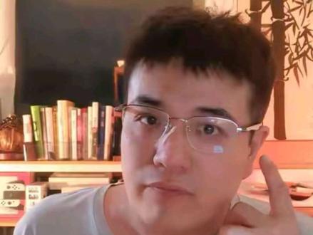 Vidda G11轻薄智能眼镜 钛镜架款评测视频来了~ Vidda G11是Vidda新推出的智能音频眼镜~26.5g趋近于我们恩平时佩戴的眼镜,内置有音频录音,AI总结,音频三种模式调节,翻译,手势操控,头部操控等功能,续航达到了8-10小时,满足我们大部分的生活需求功能非常的惊艳详细的可以看一看我的评测吧~#Vidda #ViddaG11 #智能眼镜评测