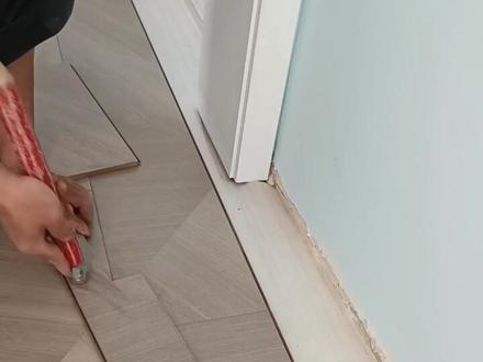 门套先装,地板后装,太难了!#木地板安装#地板