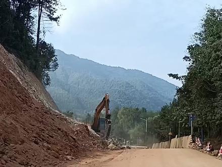 S201湖南平江县虹桥至加义公路改建工程,起点位于虹桥镇北侧的圳上,顺接S201,路线往南沿老路展线,经虹桥、古楼坳、张公坪、塘轩屋、杨公堂、下江村三岔坳、石头门、大兴村、木金乡、白马庙、青芬村、公安村、保全村,至赤溪渡后完全利用平益高速长寿连接线,至花园村后,沿现有老路展线,经曾家坳、友谊村、联合村,建设终点位于石林岩与平益高速加义连接线相接,然后完全利用加义连接线至加义镇,运营终点位于加义镇南侧的王家冲与S202相交,顺接S201。路线全长47.323km,其中完全利用长寿连接线段长3.499km,完全利用加义连接线段5.331km,实际路线建设里程长38.493km。全线共设置桥梁207.92m/7座,其中中桥72.28m/1座,小桥135.64m/6座,涵洞139道。本项目采用二级公路的标准建设,采用设计速度40km/h(局部困难路段 30km/h),路基宽度8.5m,路面宽度7.0m,土路肩硬化 1.5m,桥涵汽车设计荷载等级为公路-Ⅰ级。