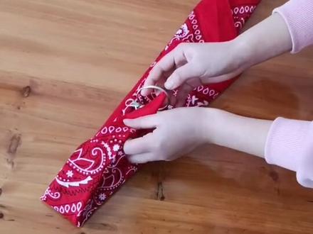 嘻哈方巾配单环扣领巾扣系法