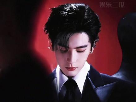 估计张凌赫怎么也没想到,跨年走秀三个月后,竟然会因杨迪的2.0版本再次引发全网狂欢#张凌赫 #杨迪 #杨迪模仿张凌赫跨年走秀 #影娱热点团 #内容启发搜索