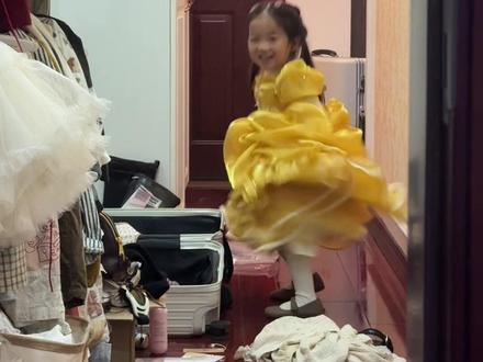 期待了好久的裙子终于到了,她就这么对着镜子开心了好久。小时候妈妈舍不得给我买的裙子,我的女儿请开心的穿吧,尽情欣赏~
#每个女孩都期待拥有一条裙子 #宝宝公主裙 #迪士尼公主裙 #儿童礼服公主裙 #女儿穿搭