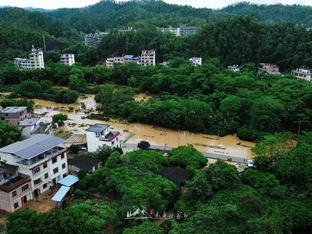 5月16日,江西上犹遭遇强降雨,河水暴涨,洪水无情。愿风雨停歇,百姓平安🙏#自然灾害 #暴雨来袭 #洪水无情 #汛情 #江西上犹