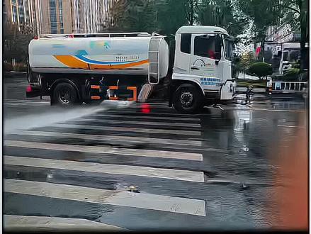 雨雪天气洒水车依然在作业,背后的真相究竟是什么?#洒水车