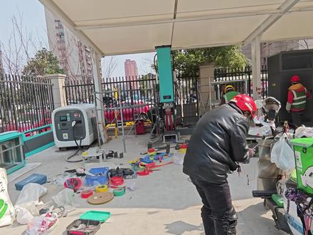 比亚迪兆瓦闪充,我估计只要两个月,全部铺开。速度太快了。在第三方充电站里拔掉几个桩,安上储能柜和自己的充电桩。两三天安装时间,验收完估计一两周就可以使用。#兆瓦闪充