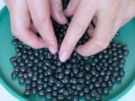 冬天黑豆要这样吃,比吃补药还补,老配方,一天一个睡的好身体棒