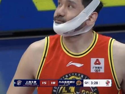 CBA名场面,轻伤不下火线... #CBA #世界名画 #钟诚 #姜宇星