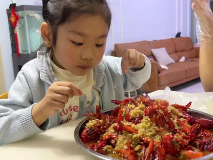 二胎媳妇嘴馋想吃小龙虾,山东公公立马安排一盆,满嘴流油真过瘾 #小龙虾 #二胎宝妈