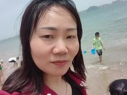 去不了巴黎岛、去不了新加坡,那就来厦门白城沙滩吹吹海风。捡贝壳,抓螃蟹,看蔚蓝的大海,关键还免费哦。 😜😜